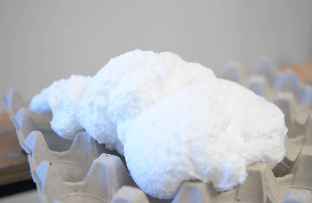 mousse expansive sur des boites d'oeufs